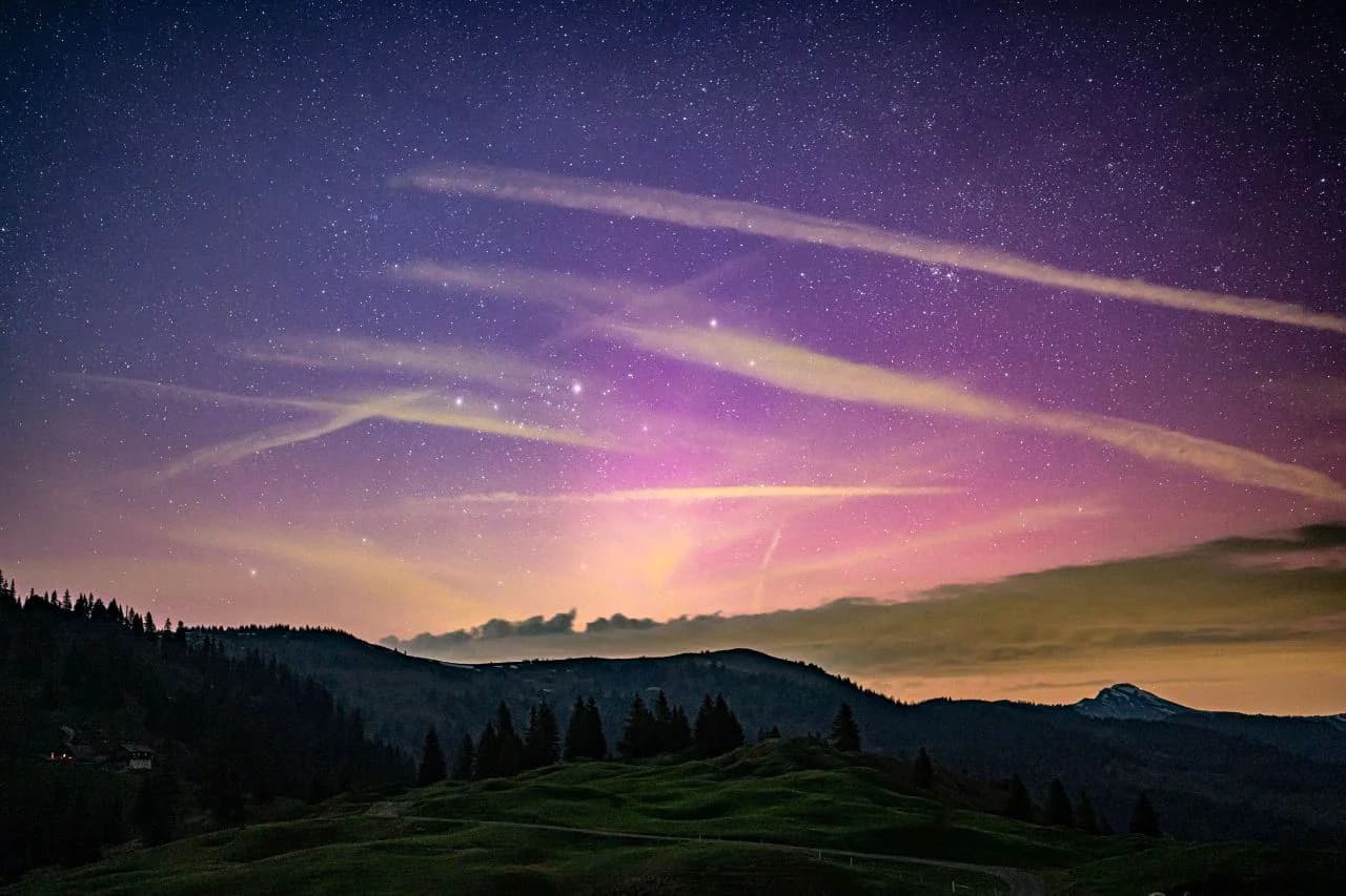 Aurora boven de Alpen