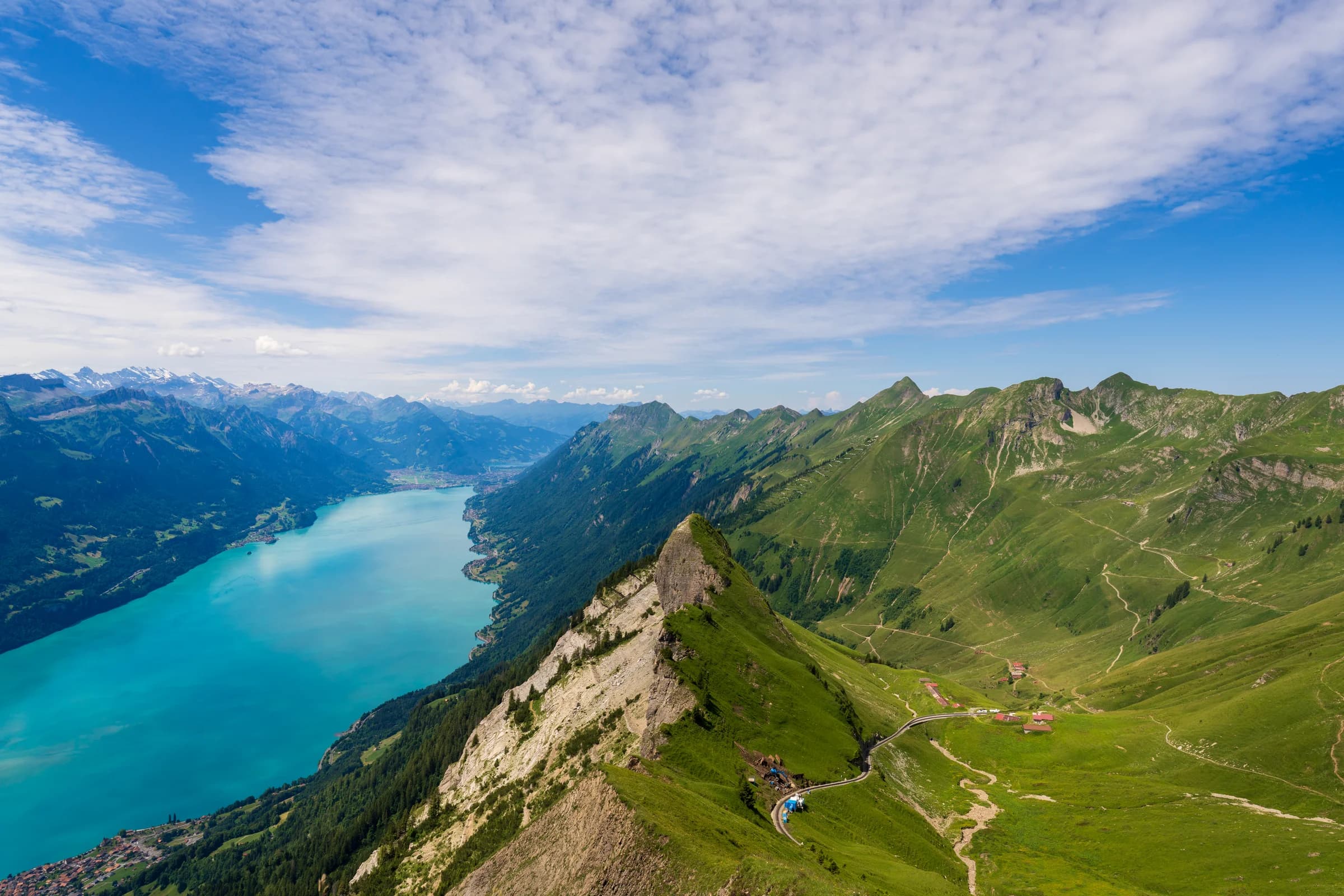 Alpenmeer met turquoise water