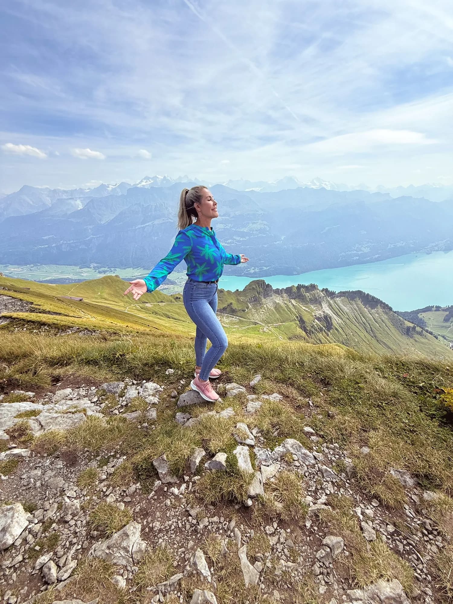 Karin Prost op een bergtop in de Zwitserse Alpen