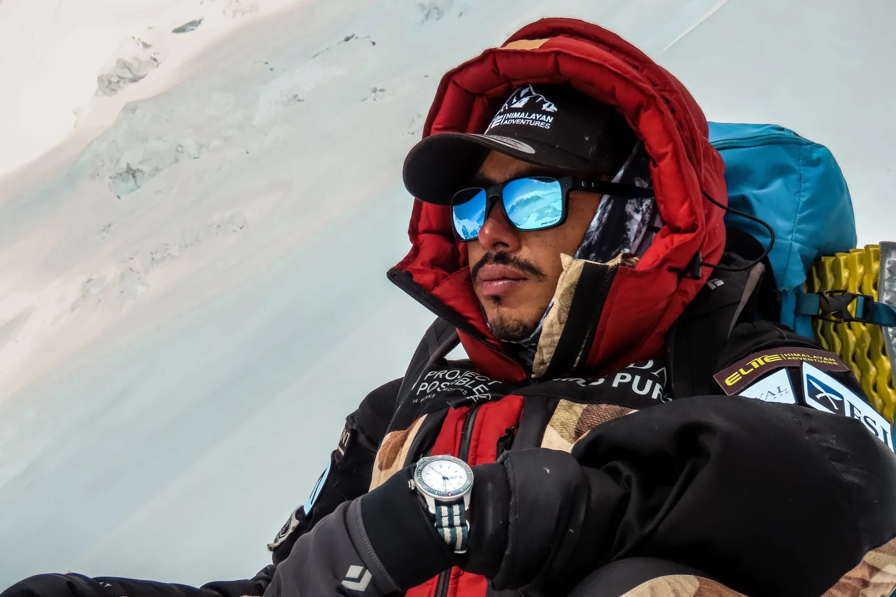 Nimsdai Purja hoog op de berg, in expeditiekleding